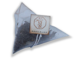 Hoja de té herbaria automática vertical pequeño Pyramide de nylon de la empaquetadora del gránulo del café