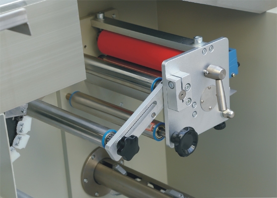 Máquina horizontal automática rotatoria del paquete del flujo con la tracción de la película hacia arriba