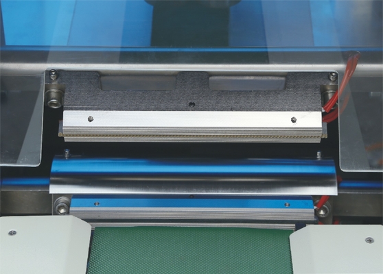 Máquina horizontal automática rotatoria del paquete del flujo con la tracción de la película hacia arriba