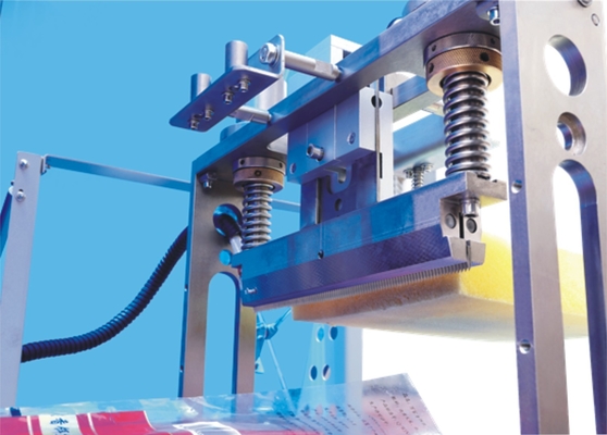 Intercambio del dispositivo horizontal automático del escudete de la empaquetadora del flujo