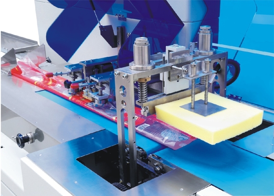 Intercambio del dispositivo horizontal automático del escudete de la empaquetadora del flujo