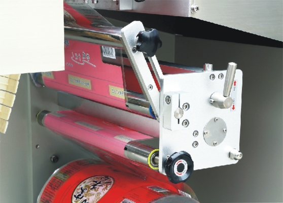Película de tracción horizontal automática rotatoria de las galletas 250m m de la empaquetadora del flujo hacia abajo
